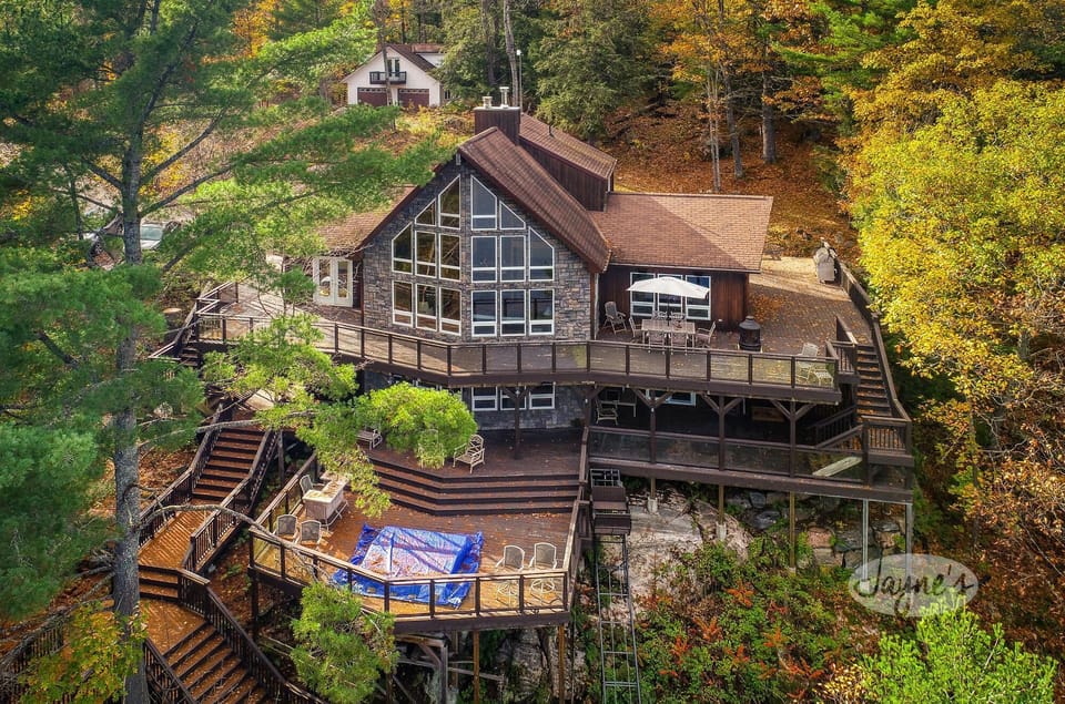 Cottage &amp; Deck with Hot Tub