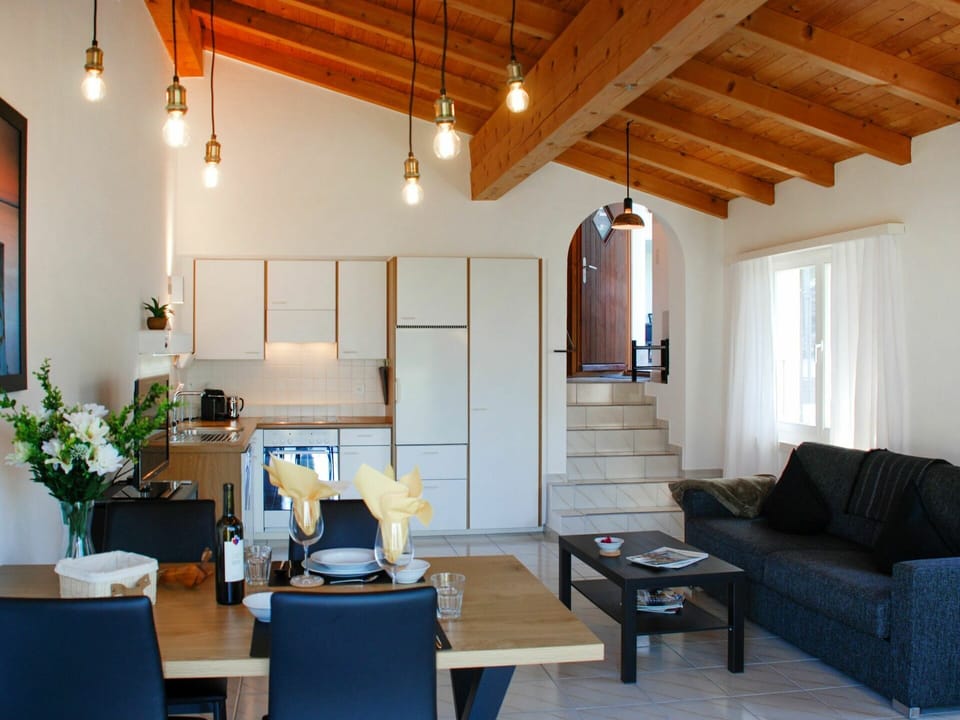 Table, Property, Furniture, Couch, Building, Houseplant, Wood, Interior Design, Plant, Picture Frame