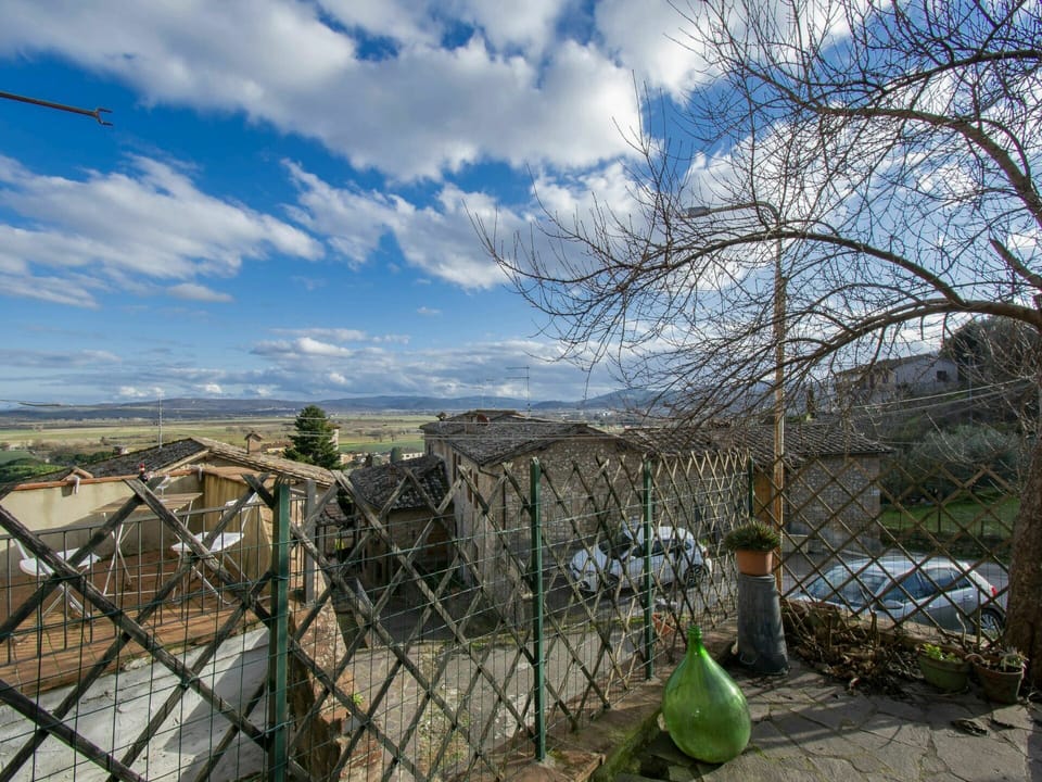 Cloud, Sky, Plant, Plant Community, Fence, Tree, Mesh, Grass, Natural Landscape, Wire Fencing