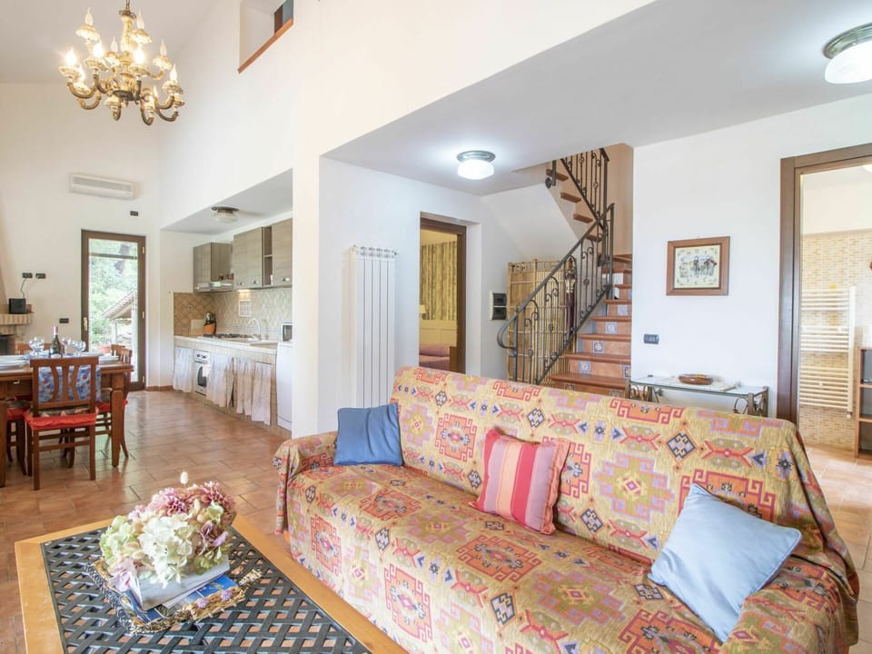 Picture Frame, Furniture, Table, Property, Couch, Decoration, Wood, Interior Design, Lighting, Houseplant