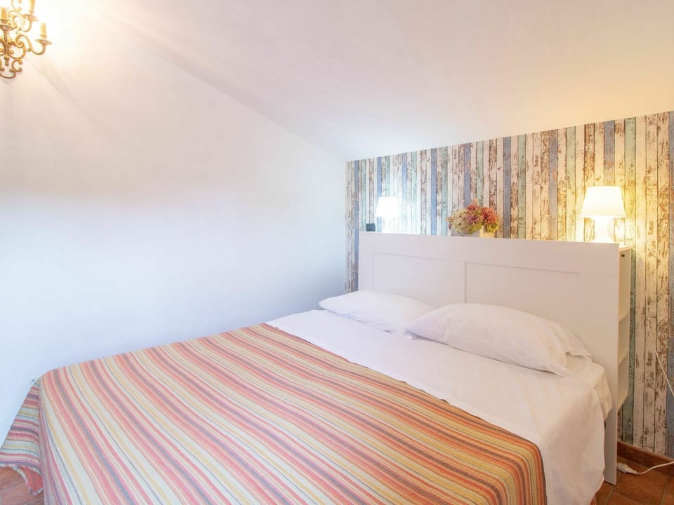 Property, Furniture, Building, Comfort, Wood, Lighting, Orange, Interior Design, Bed, Shade