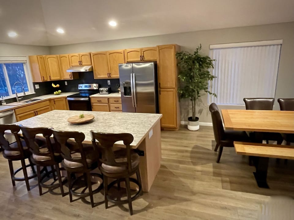 Kitchen Island and Full Kitchen