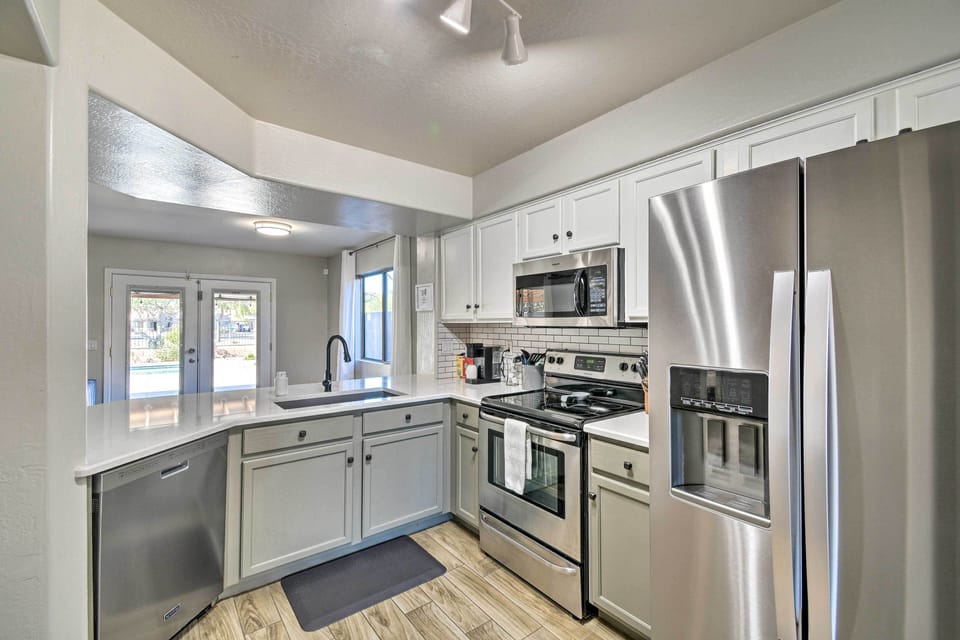 Fully Equipped Kitchen | Toaster | Keurig Coffee Pods | Blender