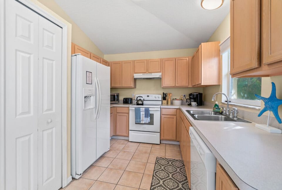 Fully equipped kitchen with flat stove top, refrigerator and freezer, dishwasher, coffee maker and more. (food and coffee not provided)