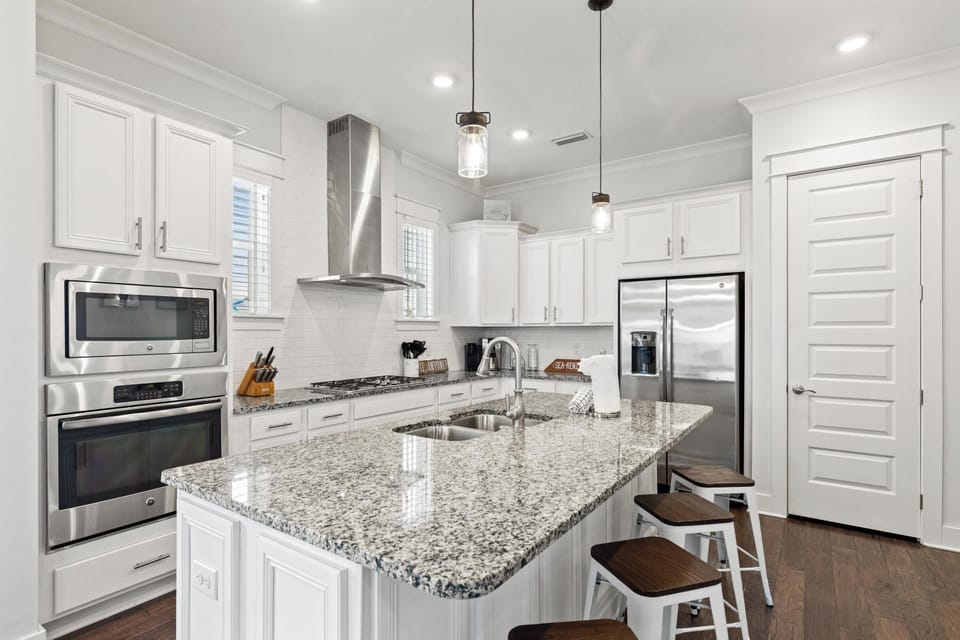 Kitchen with Breakfast Bar