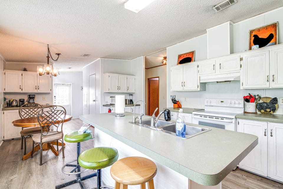 Homosassa Vacation Rental | 3BR | 2BA | 1,620 Sq Ft | 6 Steps Required