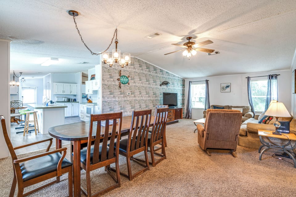 Dining Area | Free WiFi