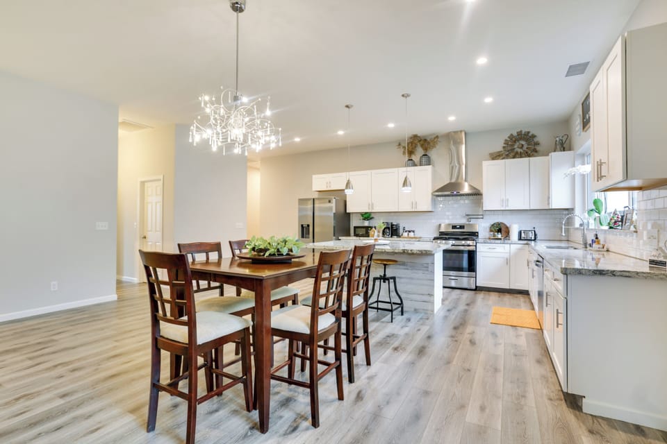 Dining Area | Dishware/Flatware Provided