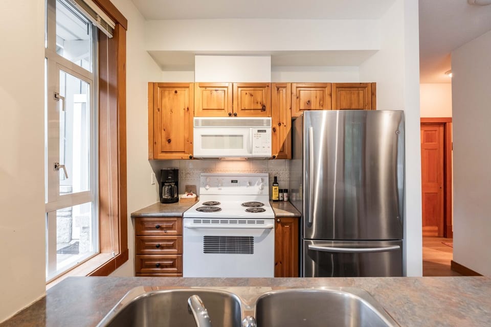Full kitchen: High-end appliances