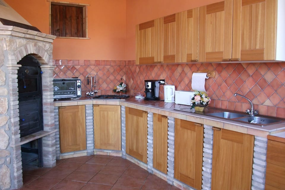 Outside kitchen with Pizza Oven and BBQ