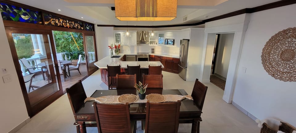 Dining space perfect for breakfasts and family dinners