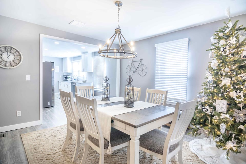 Dining room seats 6.