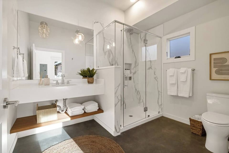 Downstairs ensuite bath 