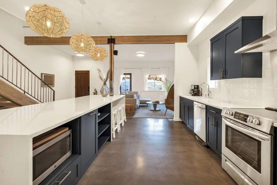 Full kitchen