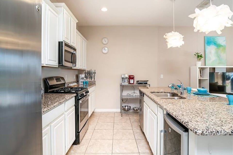 Chef's Kitchen w/Stainless Steel Appliances, Granite Countertops and All The Kitchen Gadgets You Need