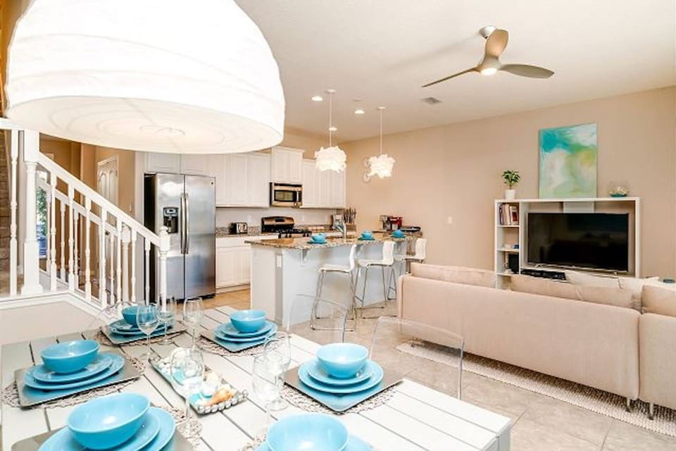Beautiful Dining Area w/Chic Dining Furniture - Seating For Six (6)