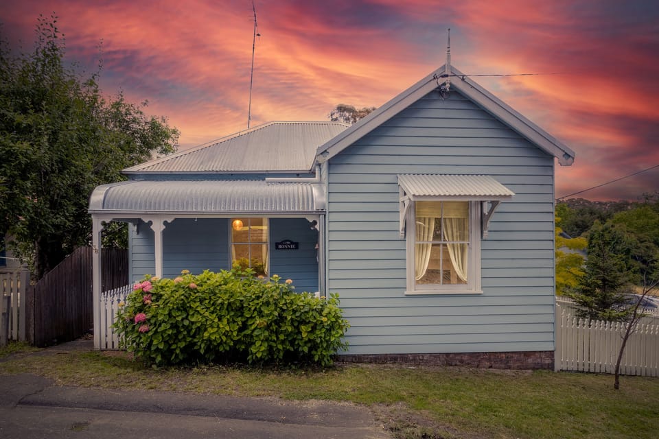 Front facade of the cottage