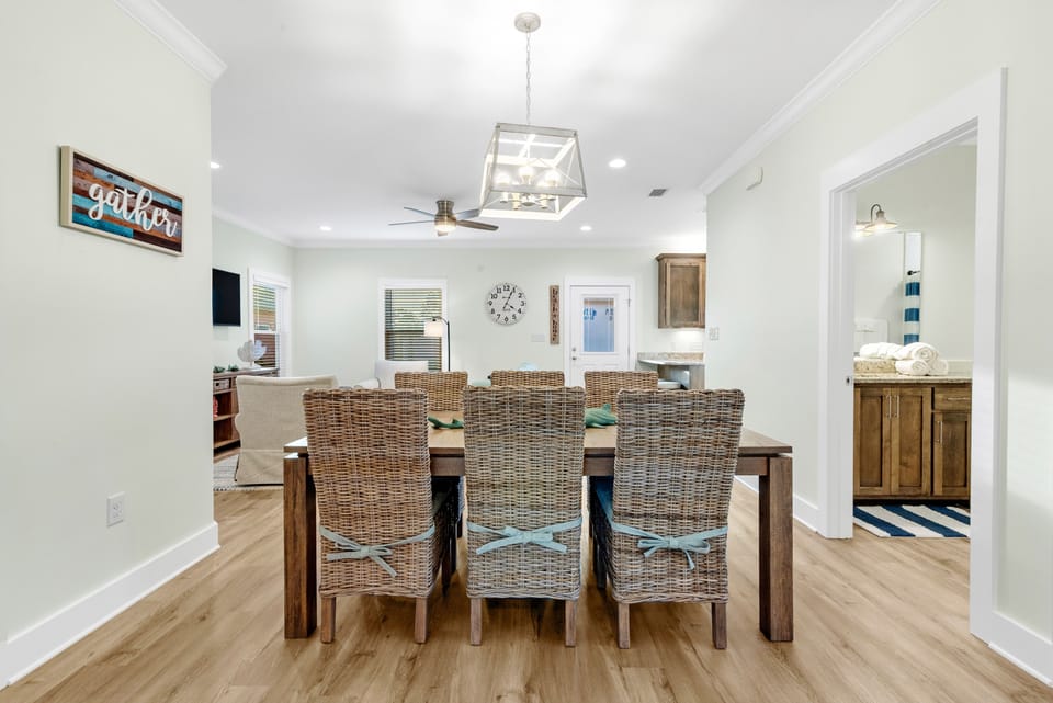 Dining Area - The spacious dining area features a table with seating for 6.