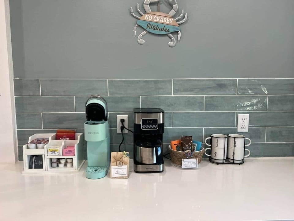 Brew pot with reusable filter, Keurig and coffee starters.
