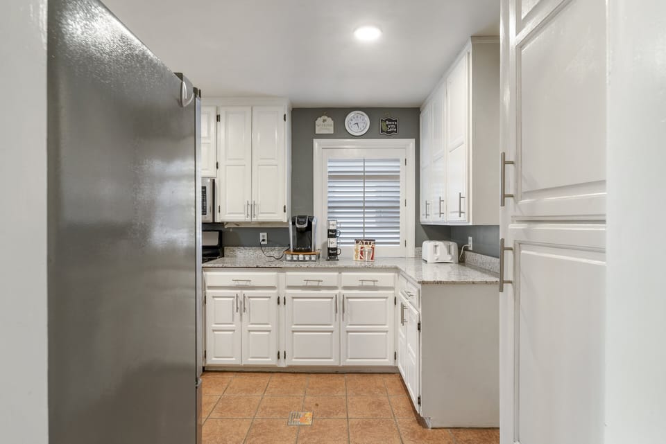 Beautiful kitchen adjacent to the dinning room. 