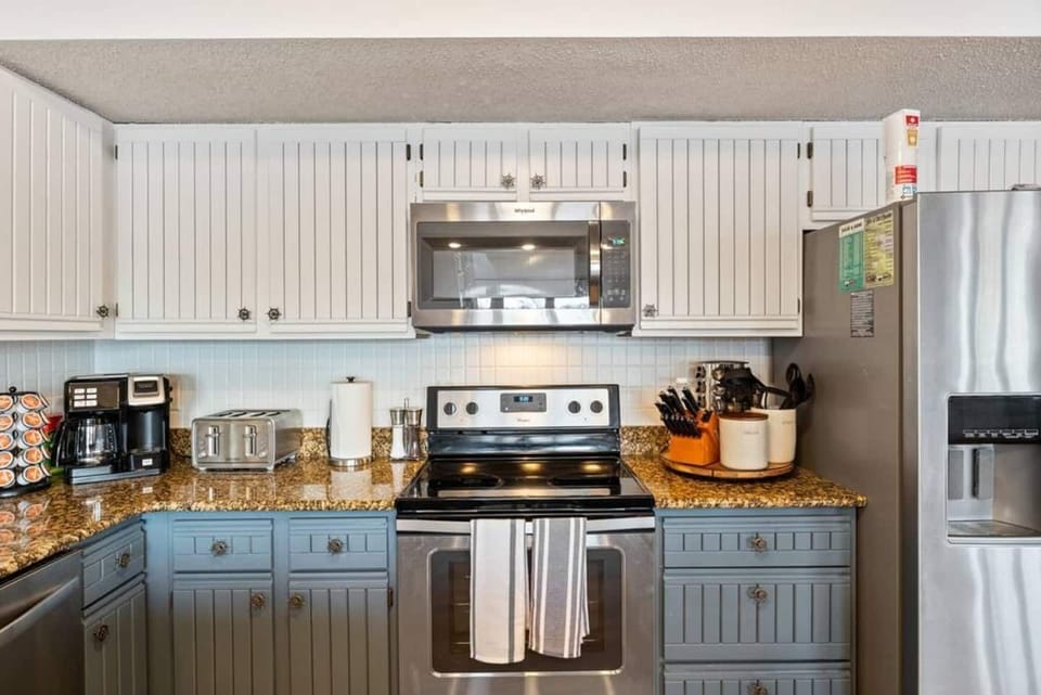 With stainless steel appliances, this kitchen is a chef's dream! Fully equipped with a coffee maker, toaster, blender, and ice maker for effortless meal prep! ✨️