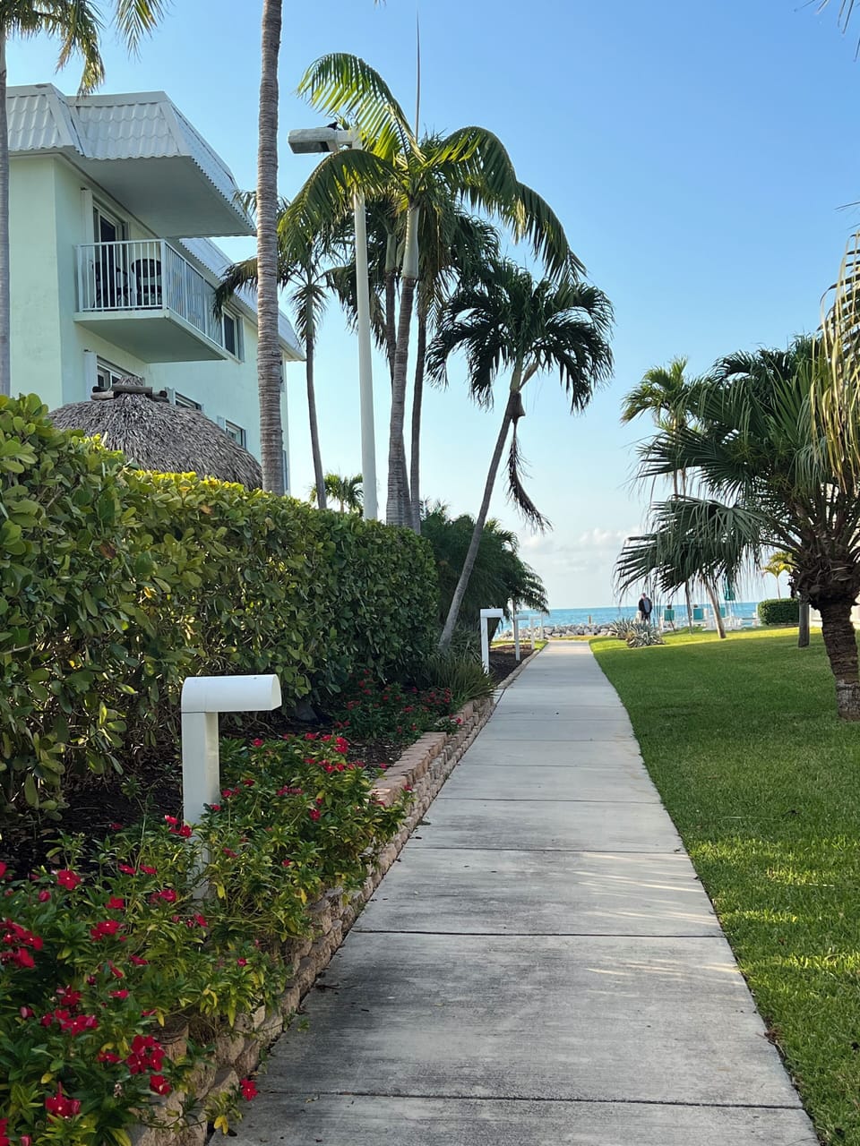 Walkaway to the beach from a parking lot