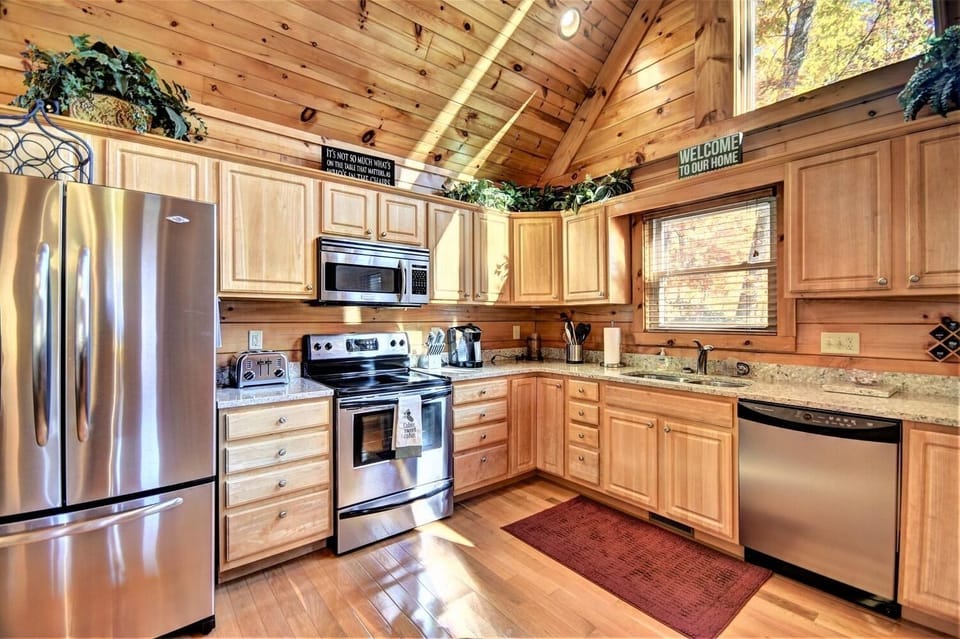 Fully stocked kitchen and coffee/tea bar
