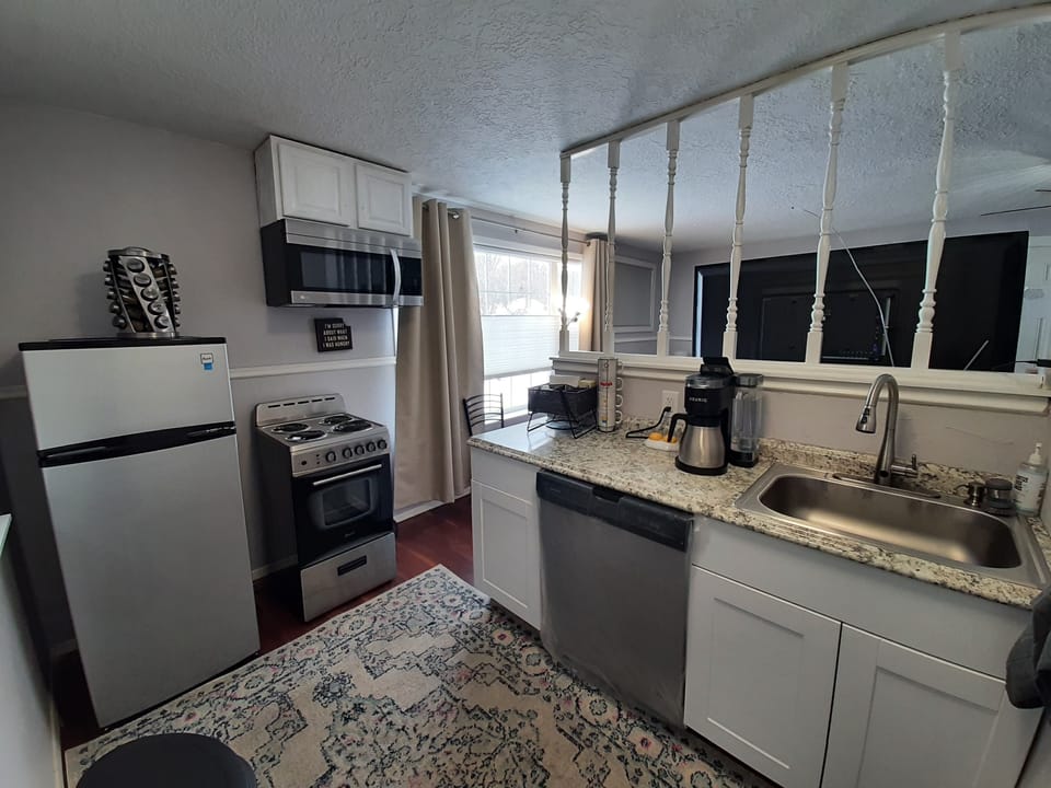 Kitchen
Note: The dishwasher is not installed  