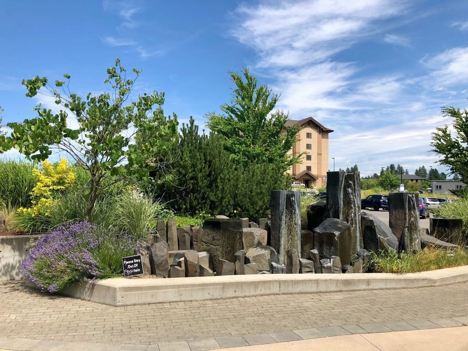 Building entry fountain