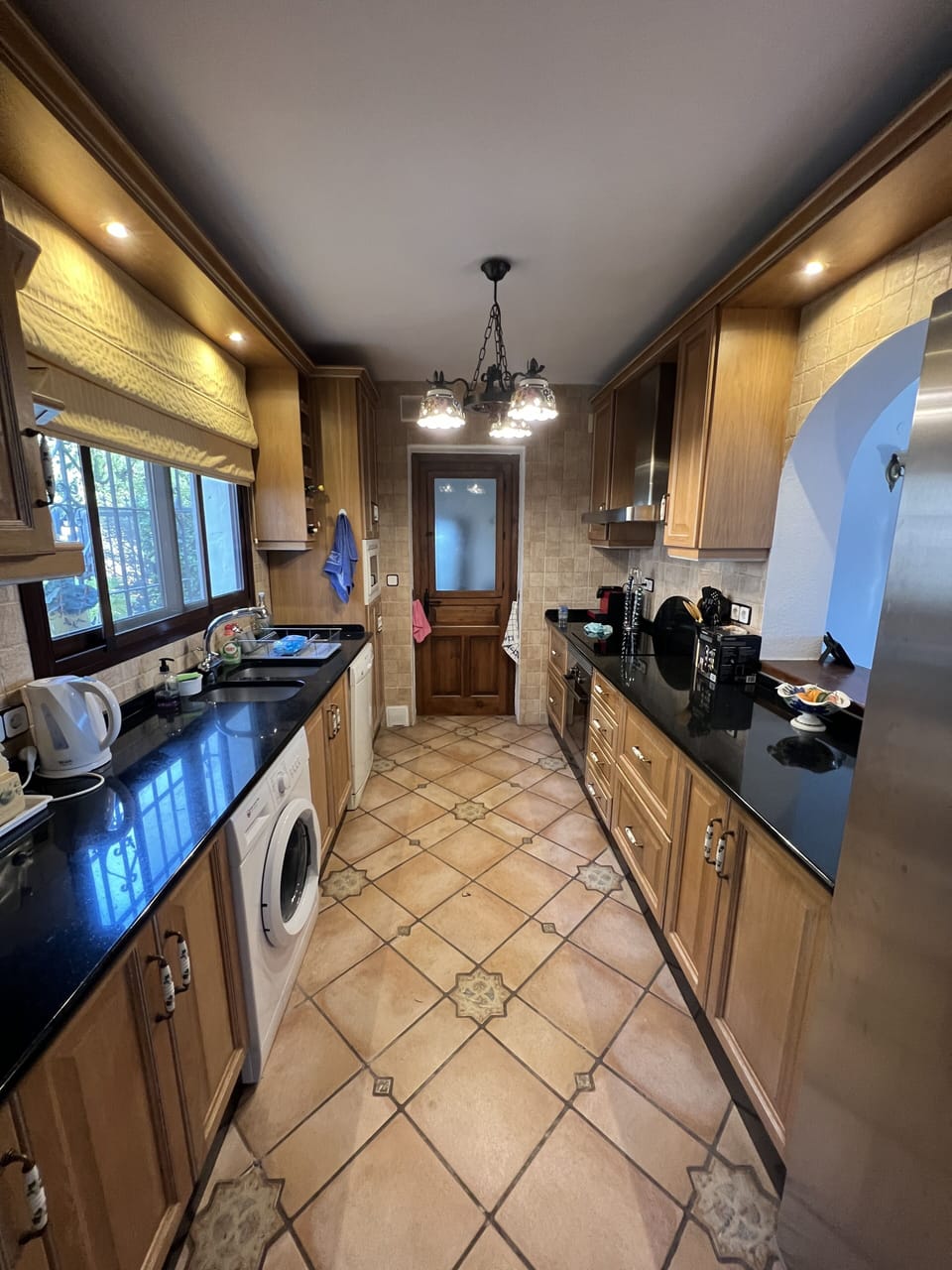 Fully equipped kitchen with dishwasher and washing machine