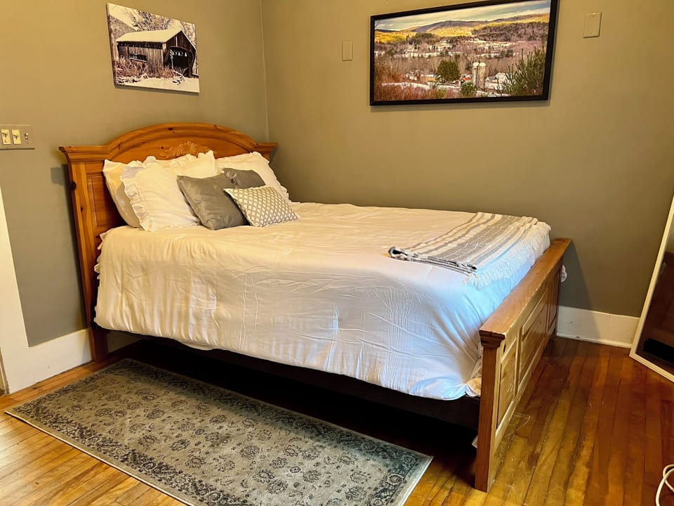 Bedroom #2: Queen 