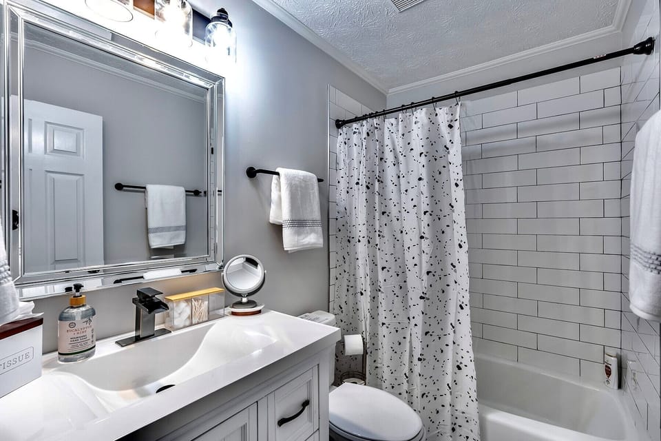 Recently renovated, full bathroom between queen and bunk bedrooms