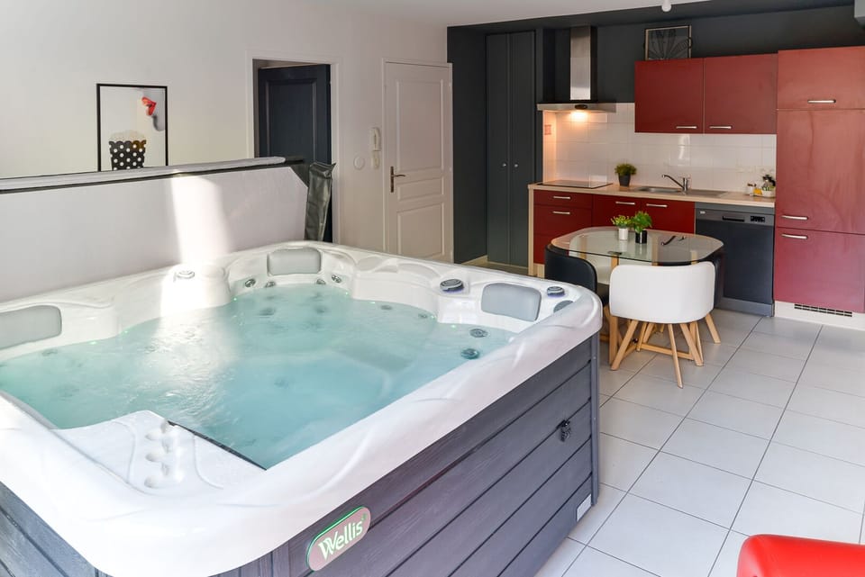 Indoor spa tub