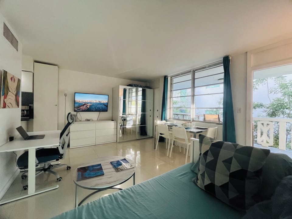 Living Room with daybed / sofabed, adjustable height desk and dinning table