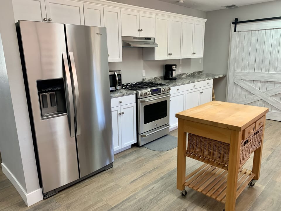 Gas stove, microwave, coffee and fully stocked kitchen