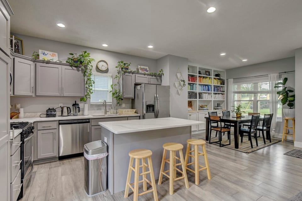 Fully equipped kitchen with dining room 