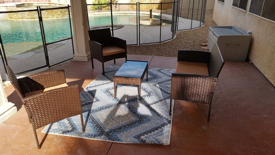 Outdoor sitting area 