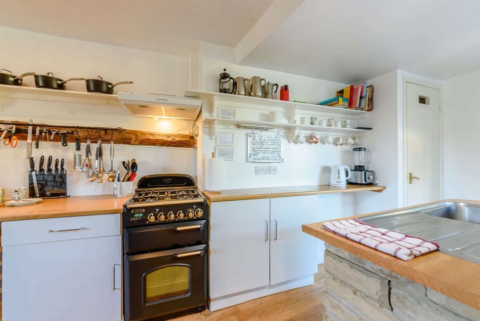 Steps Cottage Kitchen - StayCotswold