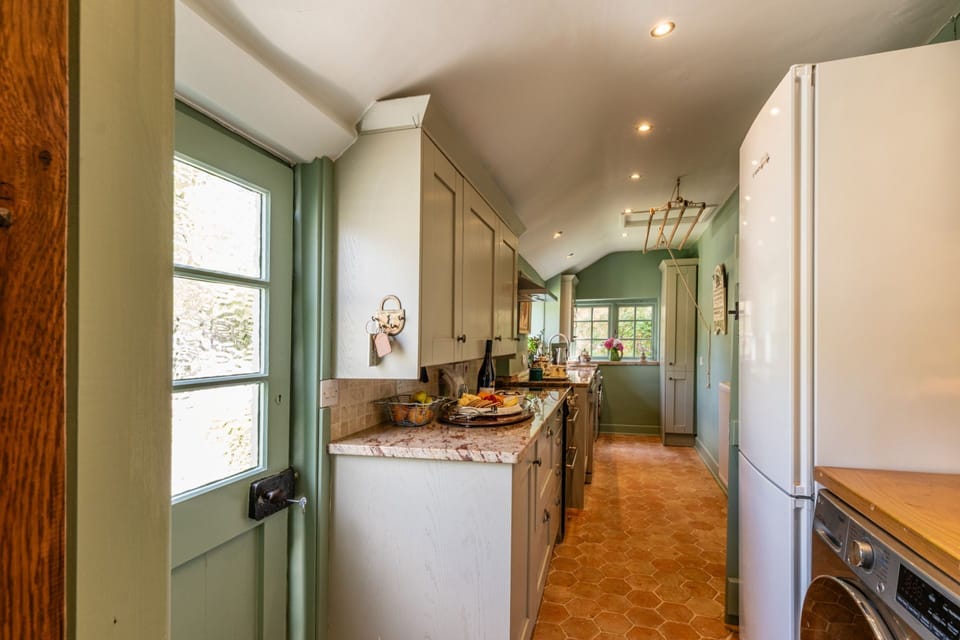 Pear Tree Cottage Bourton Kitchen - StayCotswold