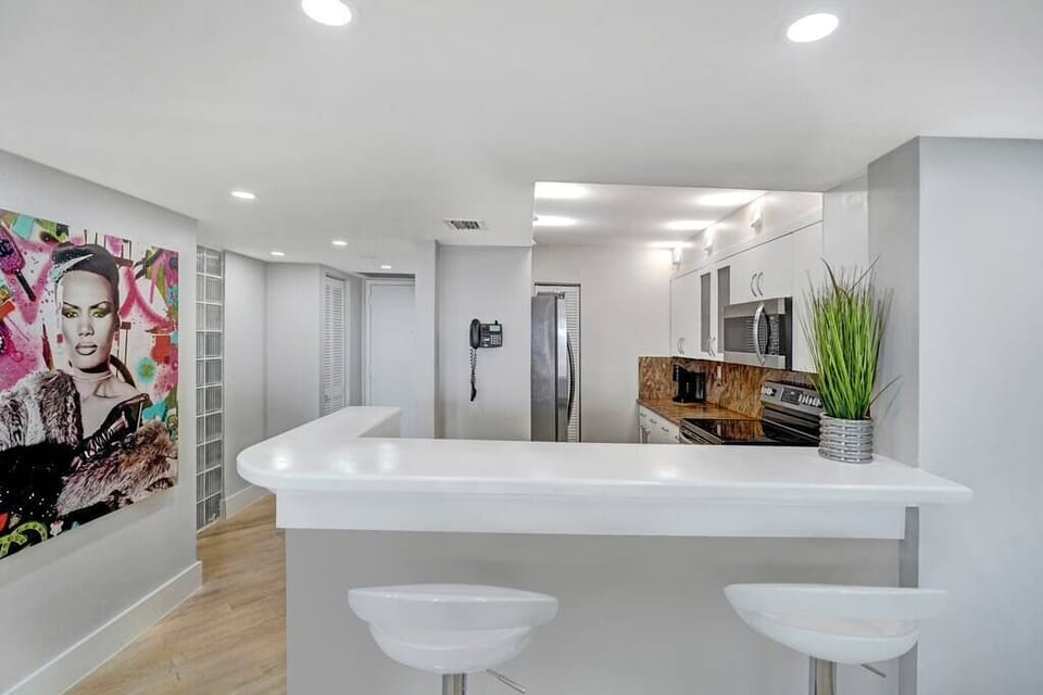 Fully equipped kitchen with seating for 2 at counter