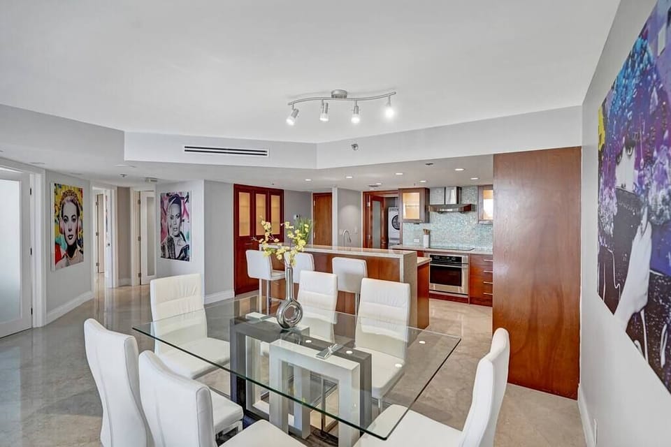 Dining area, seating at kitchen counter, fully equipped kitchen
