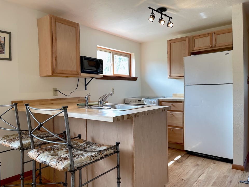 Full Kitchen with breakfast bar