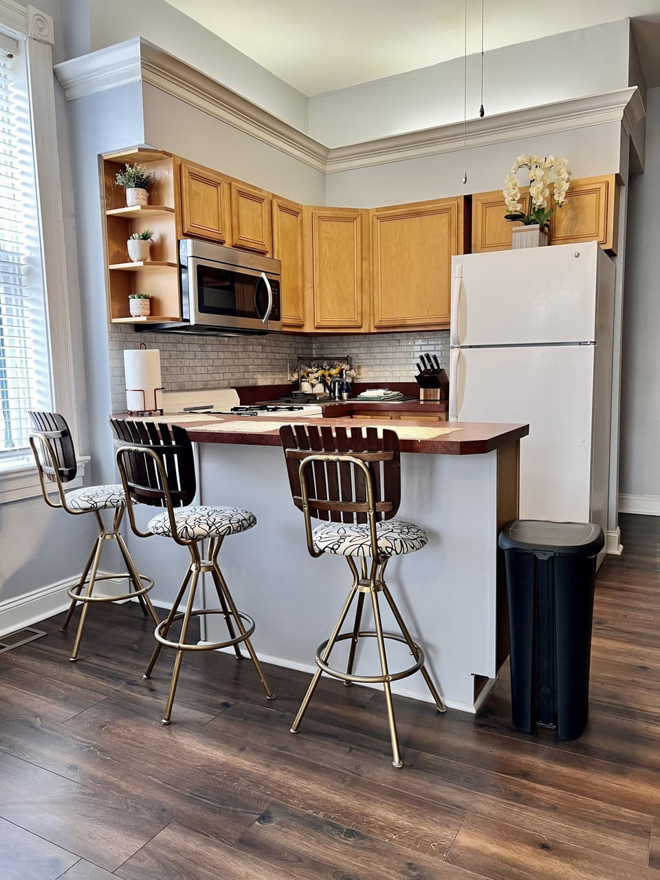 Fully equipped kitchen with countertop bar dining