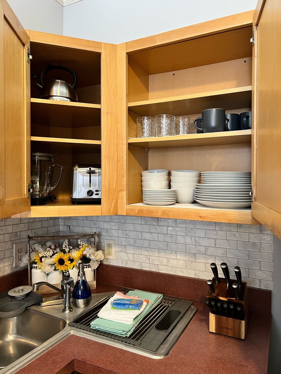 Fully stocked kitchen with blender, toaster, full knife set and all essentials.