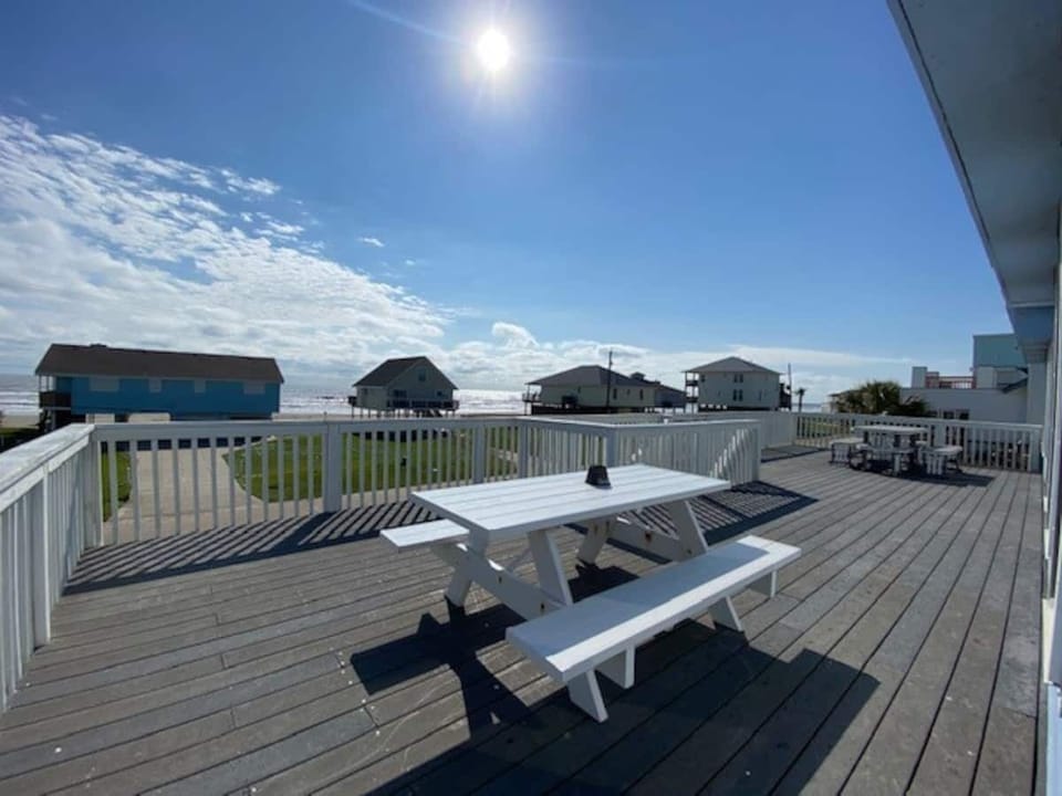 Seas the Day is a 2nd row beach house in a quiet family neighborhood.