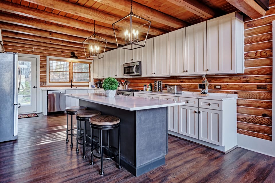 Kitchen with Breakfast Bar