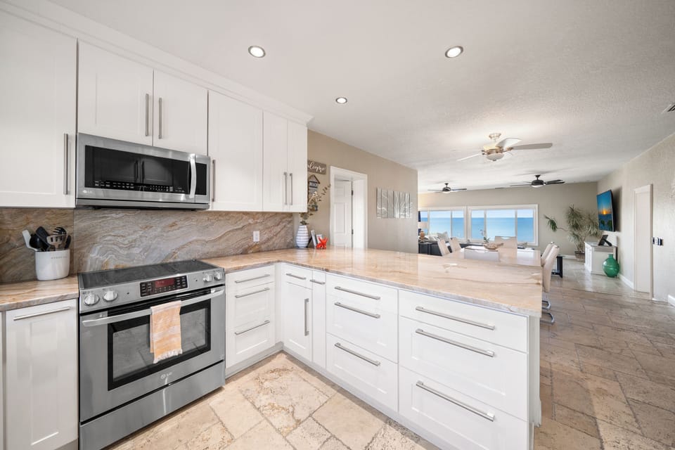 Kitchen w/granite countertops