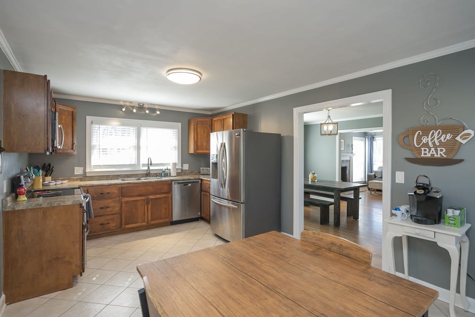 Kitchen with breakfast table