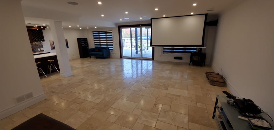 walk out to lawn, hot tub