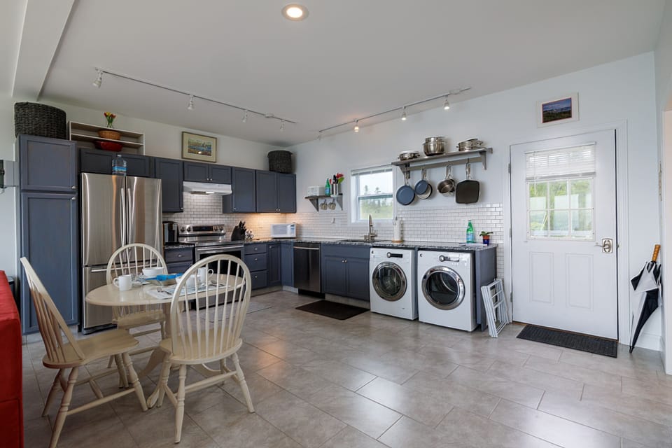 Guest House full kitchen with washer/dryer, dishwasher, stove, Keurig coffee